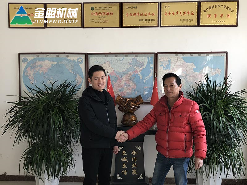 柬埔寨林总签订12寸抽沙船