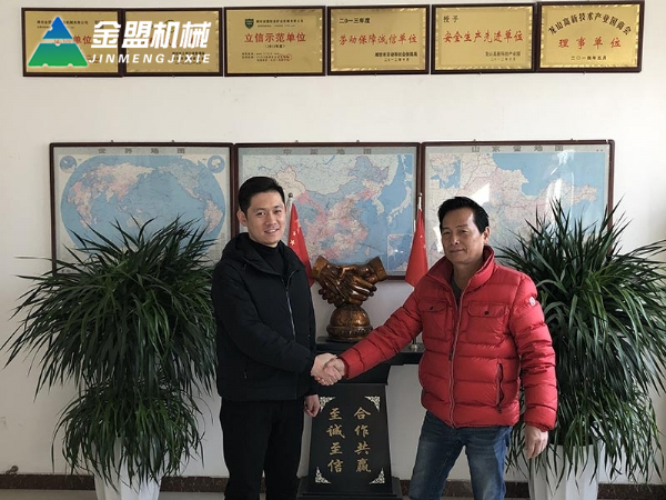 柬埔寨林总签订12寸抽沙船